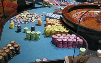 Roulettbord med högar med spelmarker